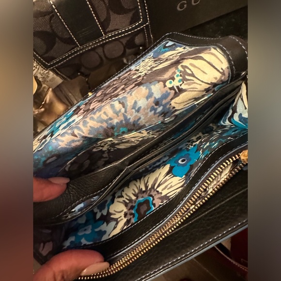 EUC VERA BRADLEY Flower Patterned wallet - Picture 13 of 17